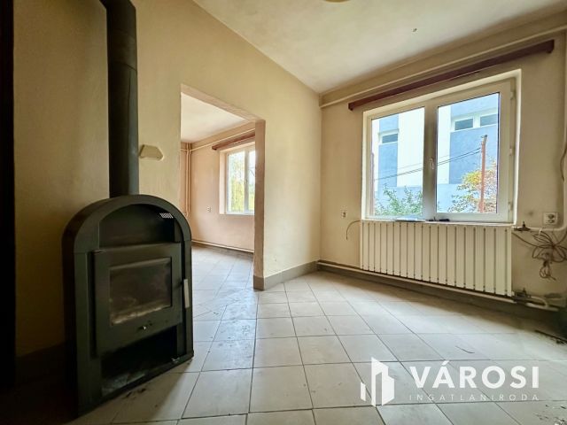 Rózsafa úton felújítandó családi ház eladó!