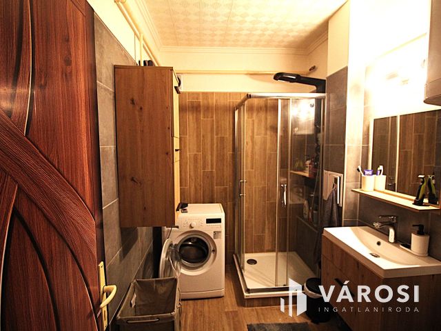 Igényesen felújított lakás a városközpont felett