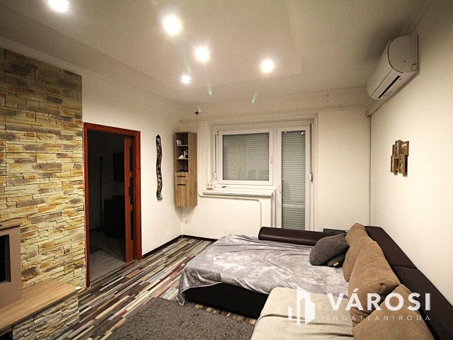 Igényesen felújított lakás a városközpont felett