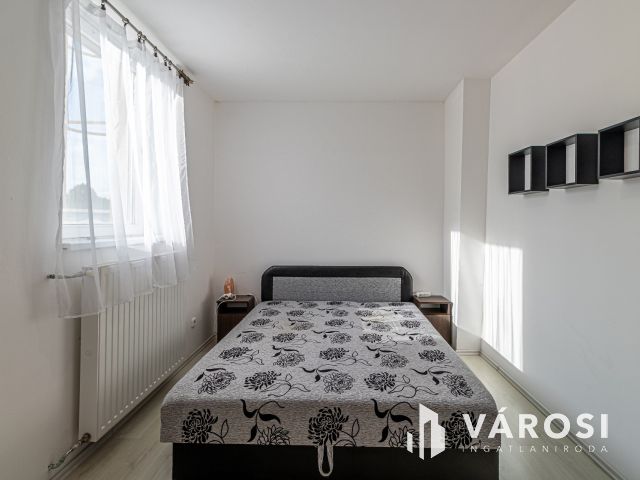 Remek lehetőség, eladó lakás fedett kocsibeállóval együtt