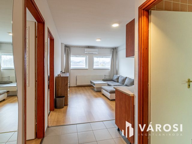 Remek lehetőség, eladó lakás fedett kocsibeállóval együtt