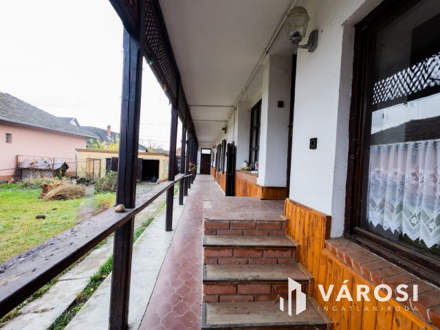 Jó szerkezet, egyedi elrendezés a belvároshoz közel