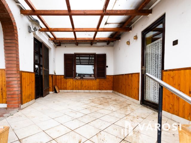 Jó szerkezet, egyedi elrendezés a belvároshoz közel