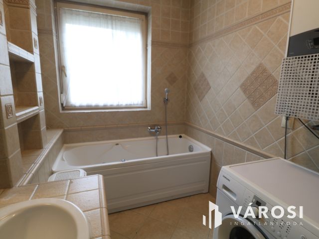 4/1. ben. 2 lakás ,1 garázs, 1 beálló !