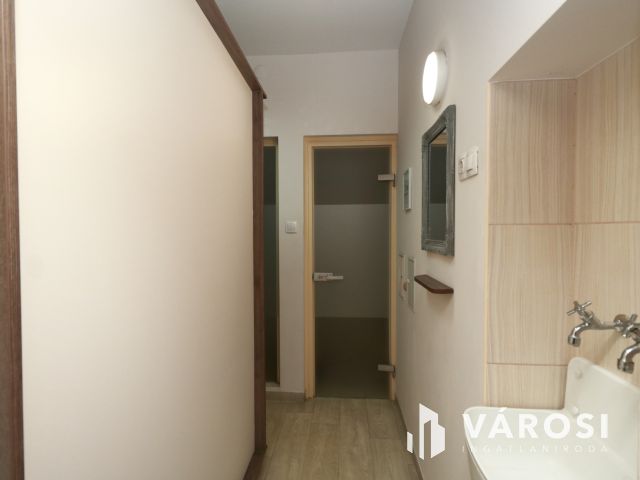 Bejáratott üzlethelyiség a Kistóparton