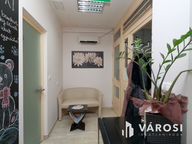 Bejáratott üzlethelyiség a Kistóparton