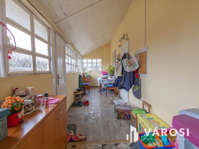 Baktói családi ház garázzsal és nagy telekkel