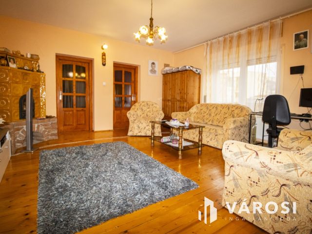 Belvárosi, teljesen felújított ház, üzlettel- Szarvason