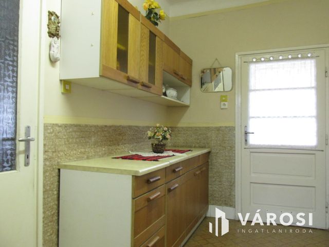 3 szobás családi ház, gazdasági épületekkel.