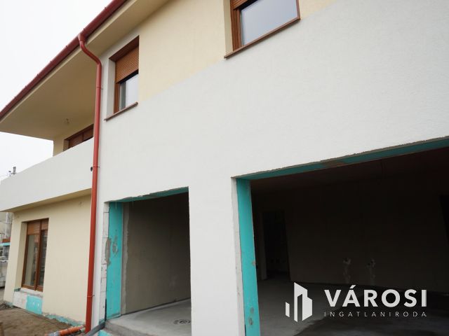 Gyálon eladó új építésű 4 hálós ikerfél csendes utcában