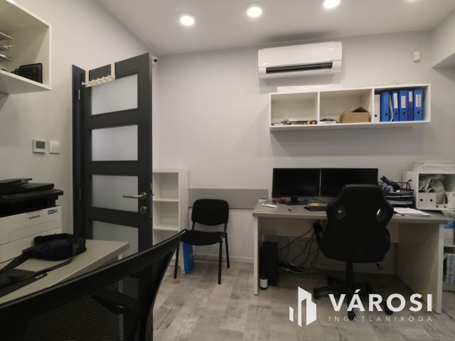 Utcafrontos,főldszinti,kirakatos szép iroda eladó.