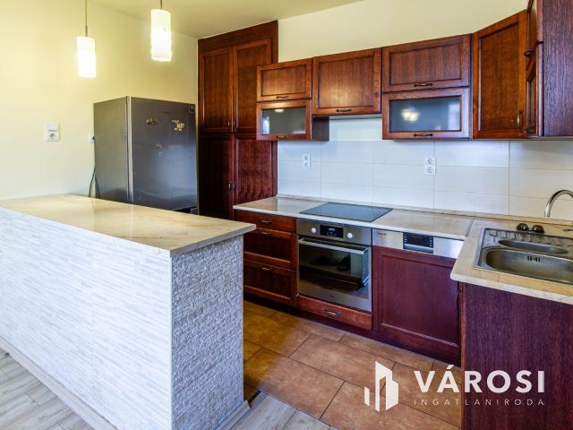 Jó elrendezés a TIK mellett és a belváros határán