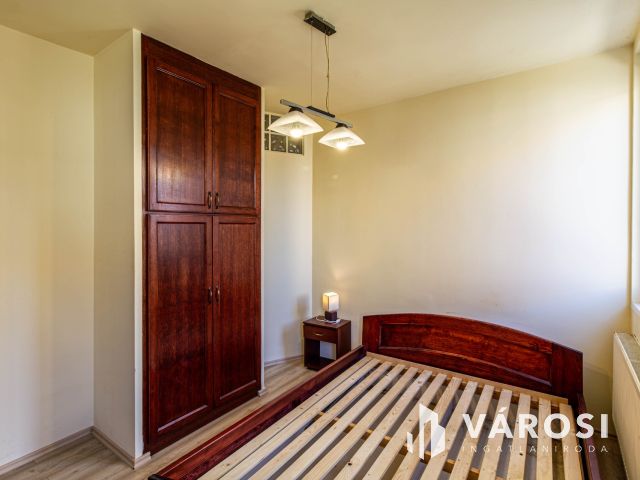 Jó elrendezés a TIK mellett és a belváros határán