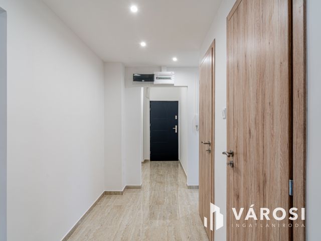 Teljesen felújított első emeleti lakás amerikai konyhával