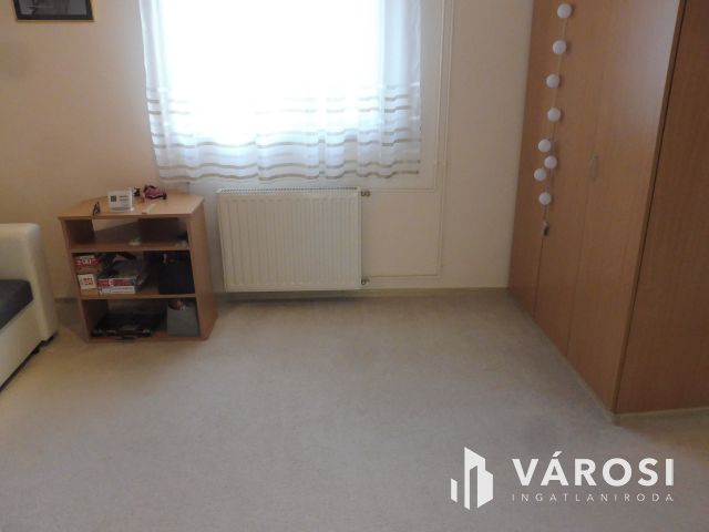 Saját kertes,szép kis lakás,garázzsal eladó.