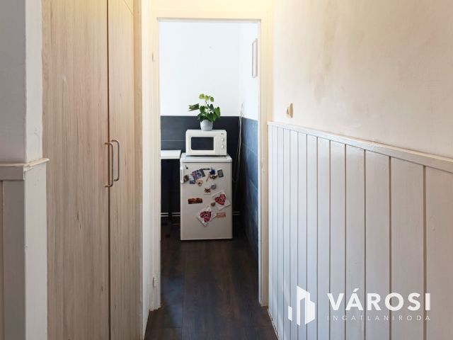 Felújított, két szobás lakás eladó!