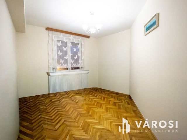 Erkélyes nagy lakás, garázs lehetőséggel a Győr belvárosában