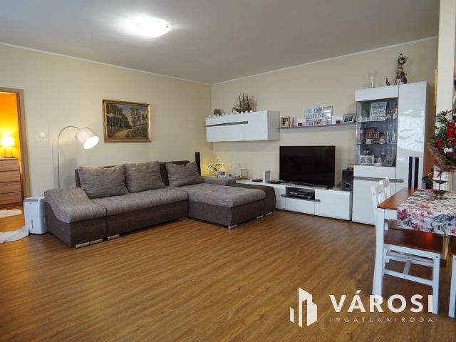 Zárt udvaros társasházban, földszinti szép lakás