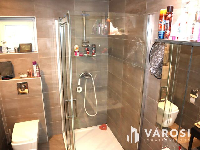 Újszerű önálló családi ház Szabadifürdőn eladó