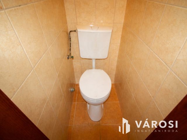 120 m² tégla ház új tetővel és szép udvarral