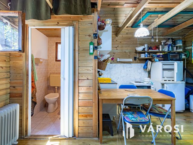 Építési telek Gödöllőn, kis faházzal