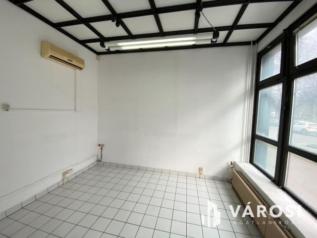 Utcafrontos üzlethelyiség kiadó