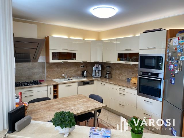 Világos, tágas családi ház nagy kerttel Győrújbaráton