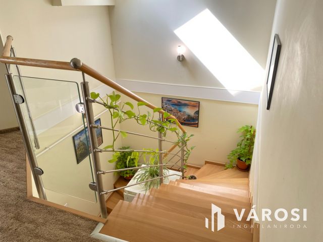 Világos, tágas családi ház nagy kerttel Győrújbaráton