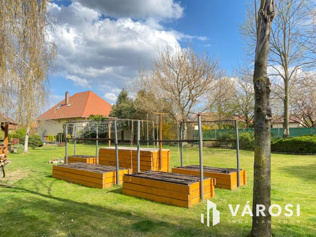 Világos, tágas családi ház nagy kerttel Győrújbaráton