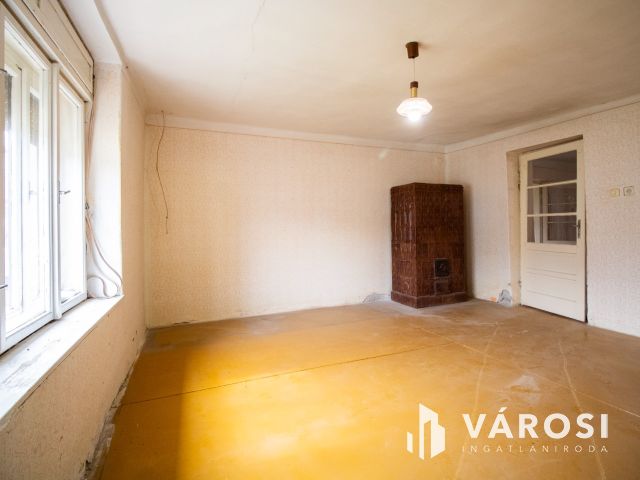 Nappali + két szobás családi ház Eleken