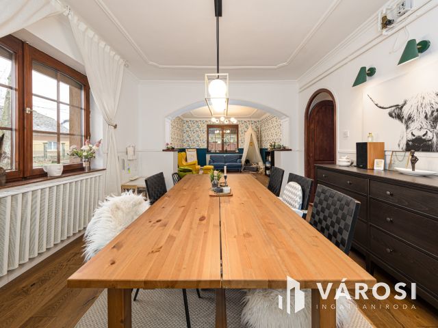 Napelemes szigetelt családi ház, kertvárosi részen