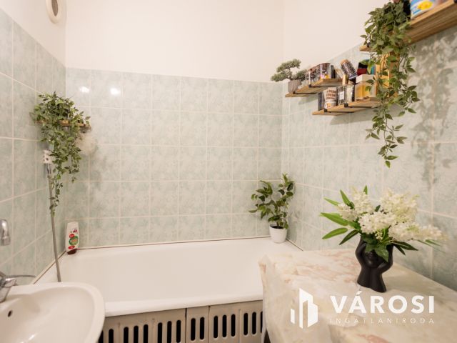 Loggiás panellakás ötszintes házban a Csorba utcában eladó