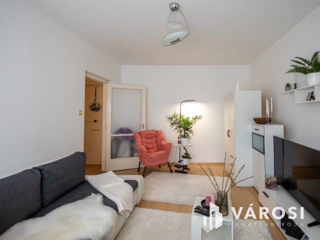 Loggiás panellakás ötszintes házban a Csorba utcában eladó