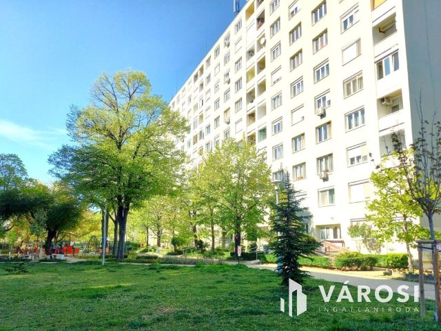 Erkélyes, világos lakás felújítási lehetőséggel Angyalföldön