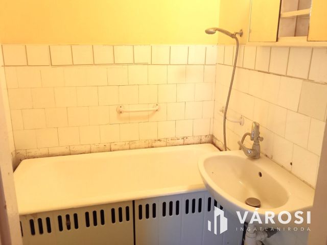 Erkélyes, világos lakás felújítási lehetőséggel Angyalföldön