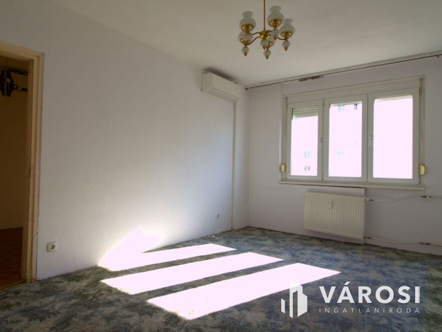 Erkélyes, világos lakás felújítási lehetőséggel Angyalföldön