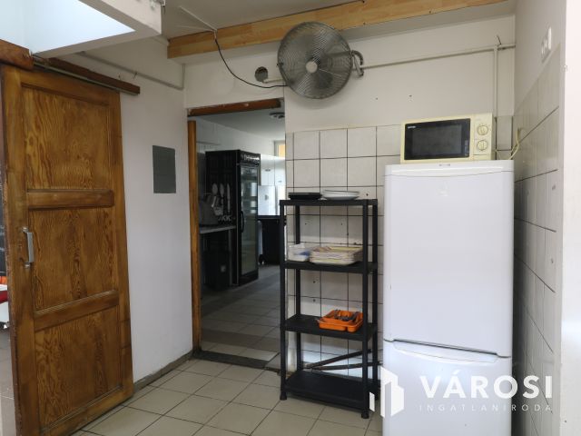 Szilléri sugárúton üzlethelyiség kiadó.