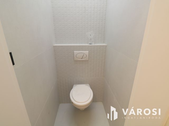 Belvárosi 1. emeleti modern lakás kiadó.