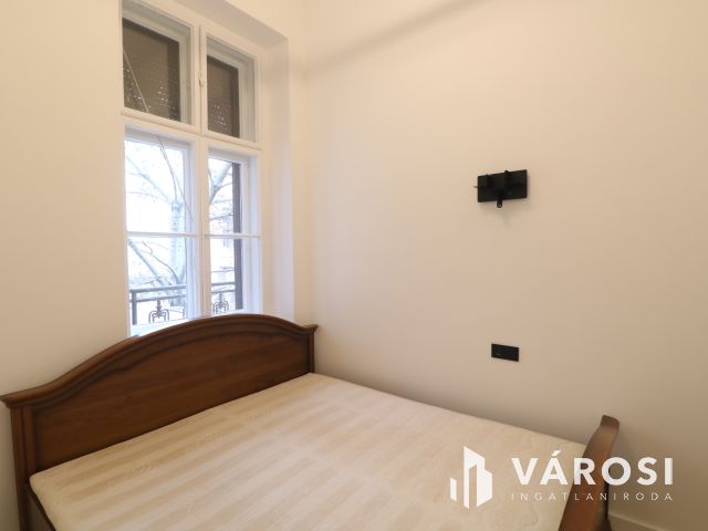 Belvárosi 1. emeleti modern lakás kiadó.