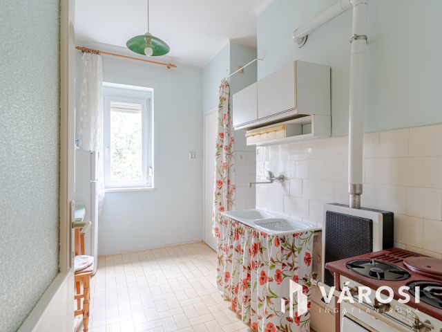 Szentháromság utcában korszerűsítendő 2 szobás lakás