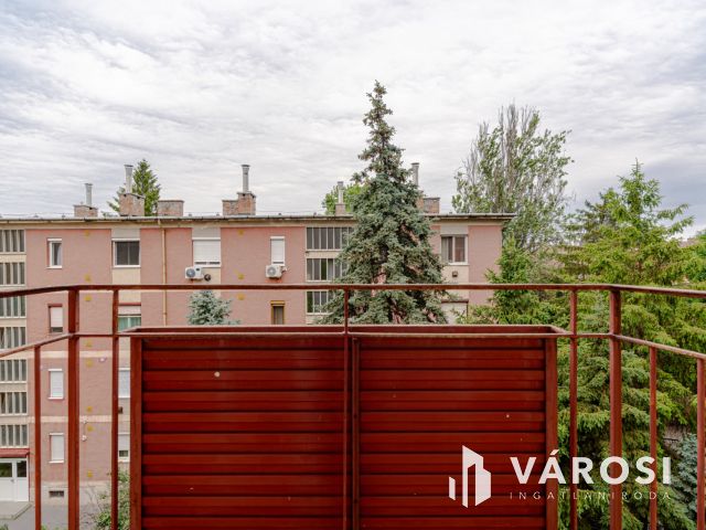 Szentháromság utcában korszerűsítendő 2 szobás lakás