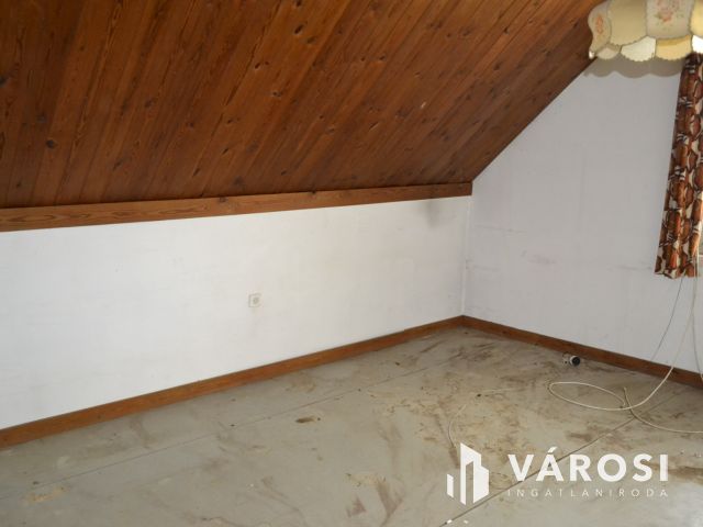 Balatonkenesén jó szerkezetű, felújításra szoruló ház eladó!